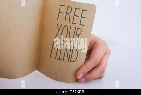 Hand hält ein Blatt Papier auf weißem Hintergrund Stockfoto