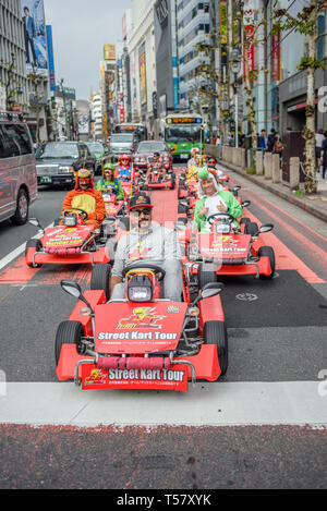 Eine Gruppe von Go-karts auf der Hauptstraße in Shibuya, Tokio, Japan Stockfoto