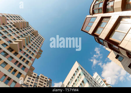 Typische Wohn- Hochhäuser. Winkel, Ansicht von unten. Stockfoto