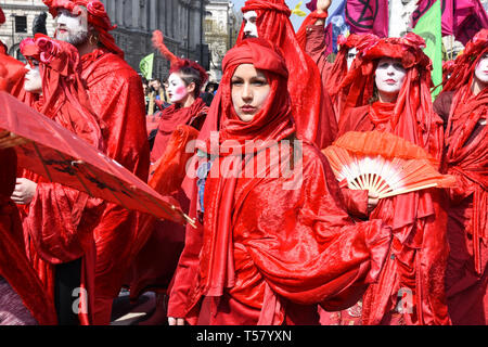 Blut des Aussterbens Theatergruppe. Aussterben Rebellion Aktivisten, Klimawandel Protest, Parliament Square, London. Großbritannien Stockfoto