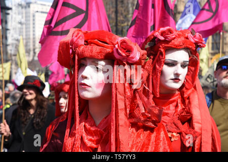 Blut des Aussterbens Theatergruppe. Aussterben Rebellion Aktivisten, Klimawandel Protest, Parliament Square, London. Großbritannien Stockfoto