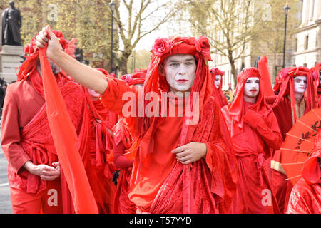 Blut des Aussterbens Theatergruppe. Aussterben Rebellion Aktivisten, Klimawandel Protest, Parliament Square, London. Großbritannien Stockfoto