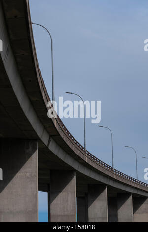 Details von Beton Brücke über einen Fluss, gegen ein strahlend blauer Himmel Stockfoto