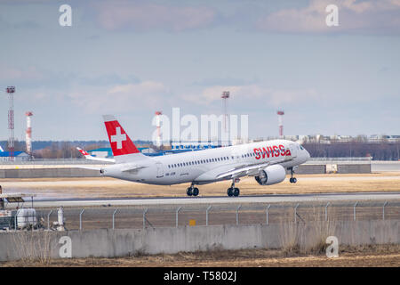 Kiew, Ukraine - März 17, 2019: SwissAir Bombardier CS300 Serie (Airbus A220) auf kurze letzte Landung auf dem Flughafen Stockfoto