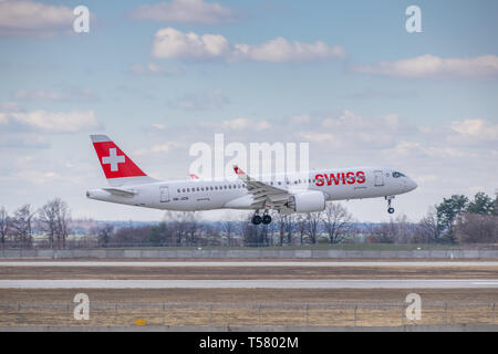 Kiew, Ukraine - März 17, 2019: SwissAir Bombardier CS300 Serie (Airbus A220) auf kurze letzte Landung auf dem Flughafen Stockfoto