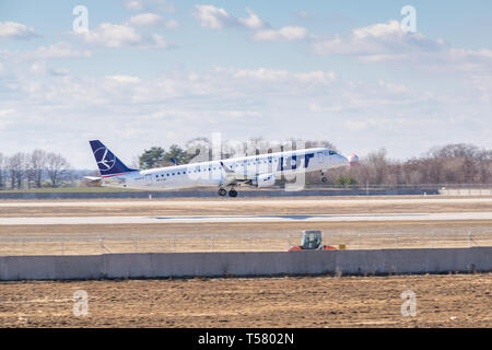Kiew, Ukraine - März 17, 2019: LOT Polish Airlines Embraer ERJ-195 auf kurze letzte Landung auf dem Flughafen Stockfoto