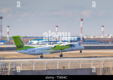 Kiew, Ukraine - März 17, 2019: Air Baltic De Havilland Canada DHC -8-400 rollt zur Startbahn auf dem Flughafen Stockfoto