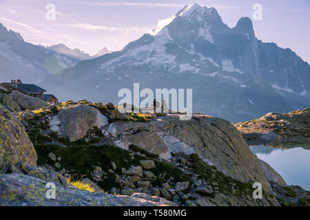 Mann spielt Gitarre vor Iconic Mount-Blanc Bergkette auf einem hellen Morgen Stockfoto