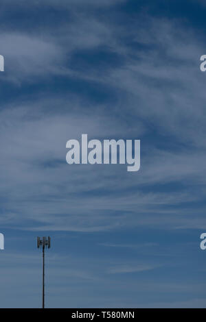 Handy Turm gegen die großen blauen Himmel Hintergrund einstellen Stockfoto