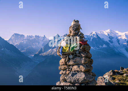 Höhe Cairn und die tibetische Flagge vor der berühmten Mont-Blanc schneebedeckten Gipfel und Gletscher Stockfoto