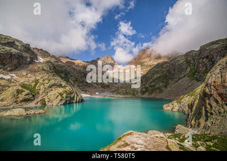 Smaragdgrünen Bergsee an einem sonnigen und bewölkten Sommertag Stockfoto