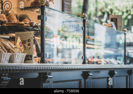 Gebäck und herzhaften auf Anzeige zum Verkauf in einem Cafe Bar in Barcelona, Spanien. Stockfoto