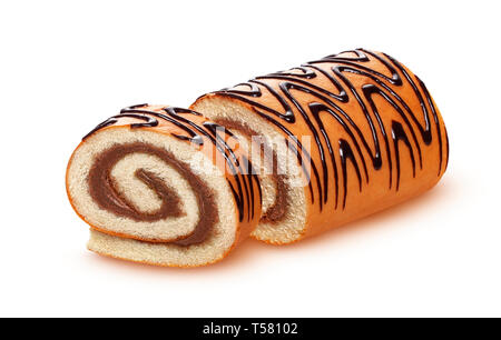 Biskuit Rolle auf weißem Hintergrund, swiss Roll mit Schokolade Stockfoto