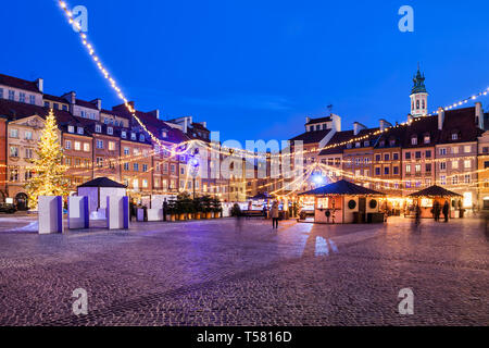 Stadt Warschau in Polen, Häuser am Marktplatz in der Altstadt bei Nacht mit Weihnachtsbeleuchtung. Stockfoto