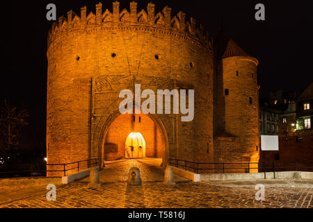 Warschau Barbican in der Nacht in Polen, gewölbte Tor zur Altstadt, der Teil der alten Stadtmauer Festung. Stockfoto