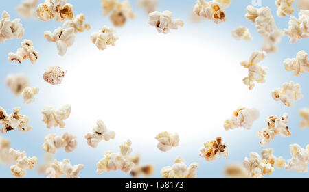 Popcorn Rahmen, fliegende Popcorn auf weißem Hintergrund mit Kopie Raum isoliert, movie poster Konzept Stockfoto