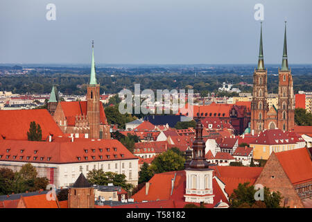 Stadt Wroclaw in Polen, Altstadt Stadtbild mit Kirchen Türme und rote Ziegeldächer, Ansicht von oben. Stockfoto