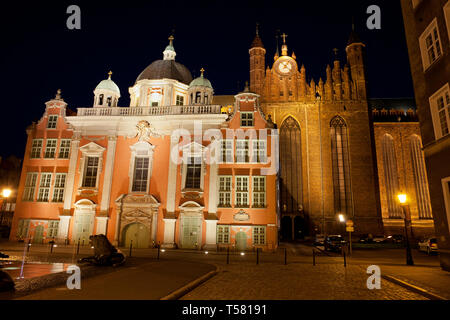 Barocke Königliche Kapelle und St. Maria Kirche bei Nacht in Danzig in Polen. Stockfoto