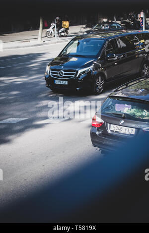 Barcelona, Spanien. 13. April 2019. Blick auf die Straßen und Touristen von der Spitze einer Hop on-Hop off-Bus, eine beliebte Möglichkeit für Touristen, um die Stadt zu erkunden. Stockfoto