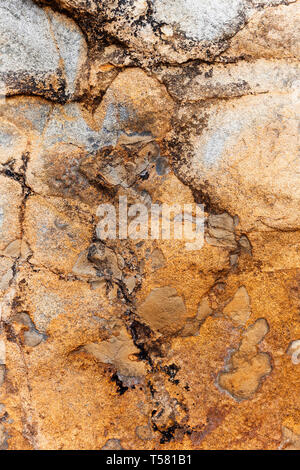 Seaside vulkanischen orange Textur Oberfläche weg erodiert. Stockfoto