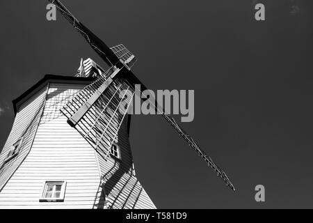 Nach oben, um die Mühle Gebäude in Schwarz und Weiß. Stockfoto