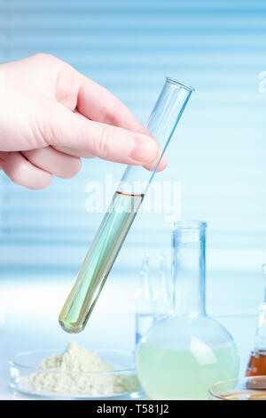 Hand mit Reagenzglas im Labor, in der medizinischen oder chemischen Forschung Konzept Stockfoto