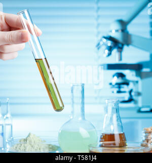 Hand mit Reagenzglas im Labor, in der medizinischen oder chemischen Forschung Konzept Stockfoto