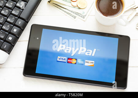 Kiew, Ukraine - 9. Juni: PayPal Zahlungssystem Logo auf Tablet, in Kiew, Ukraine, am 9. Juni 2014. Stockfoto