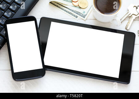 Tablet-PC und Smartphone mit weißen leeren Bildschirm auf hölzernen Tisch Stockfoto