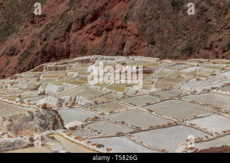Blick auf das Salz verdunstungsteichen von Maras, Peru Stockfoto