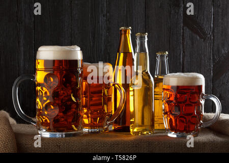 Sortiment von Biergläsern auf Tabelle mit Leinwand Tuch, dunklen Hintergrund Stockfoto