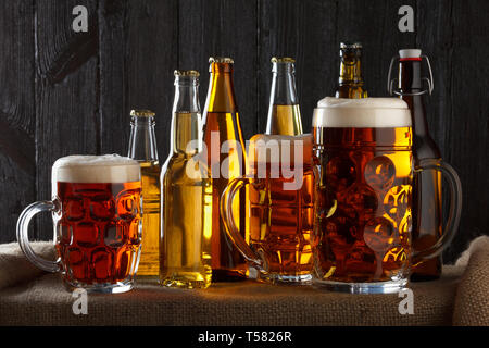 Sortiment von Biergläsern auf Tabelle mit Leinwand Tuch, dunklen Hintergrund Stockfoto