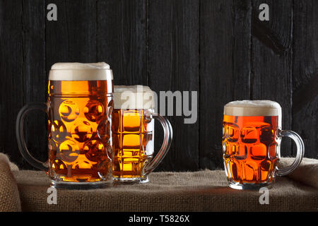 Biergläser auf Tabelle mit Leinwand Tuch, dunklen Hintergrund Stockfoto