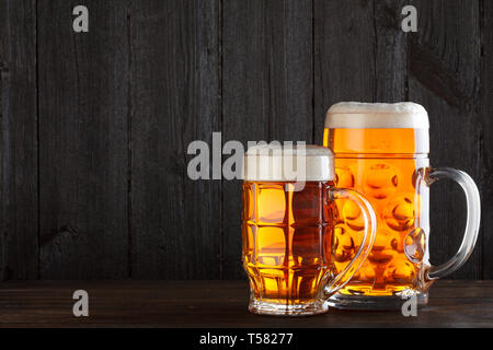 Biergläser auf Tabelle mit Leinwand Tuch, dunklen Hintergrund mit Kopie Raum Stockfoto
