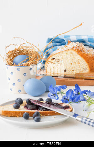 Ostern Frühstück oder Brunch Tabelle in Blau gehalten, mit Ostern Symbolen verziert, traditionelle tschechische Ostern Gebäck Mazanec, Pomlazka und Eier. Stockfoto