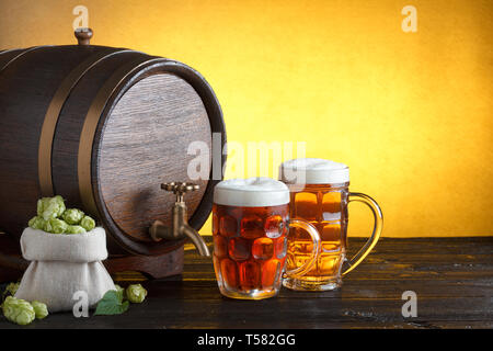 Vintage Barrel Bier mit zwei Bier Gläser und sackleinen Beutel mit frischem Hopfen auf hölzernen Tisch Stillleben mit Kopie Raum Stockfoto