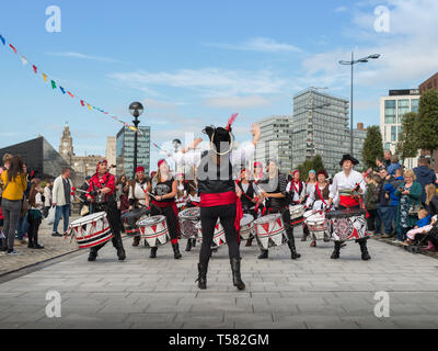 Batala Mersey Samba Band im Liverpool Pirate Festival Stockfoto