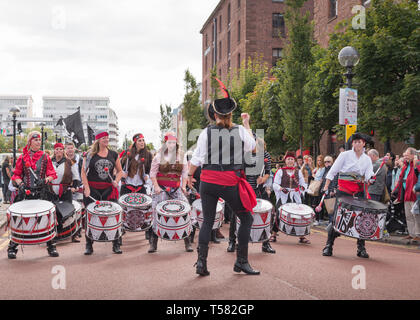 Batala Mersey Samba Band im Liverpool Pirate Festival Stockfoto