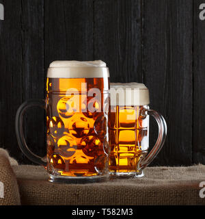 Biergläser auf Tabelle mit Leinwand Tuch, dunklen Hintergrund Stockfoto