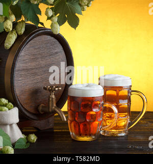 Vintage Barrel Bier mit zwei Bier Gläser und Rahmen von frischem Hopfen auf hölzernen Tisch noch leben, kopieren Raum Stockfoto