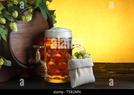 Barrel Bier mit frischem Hopfen und Bier am Tisch noch Leben Stockfoto