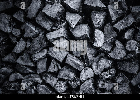 Stapel von Holz für burining in einem Holzofen, Barbecue, oder Feuer. Holz Stapel anmelden Stockfoto