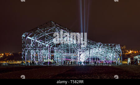 Lightshow mit Laserstrahlen und Projektionen. Nacht Blick auf Leistung und Copyspace für Text. Stockfoto