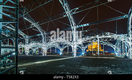 Lightshow mit Laserstrahlen und Projektionen. Nacht Blick auf Leistung und Copyspace für Text. Stockfoto