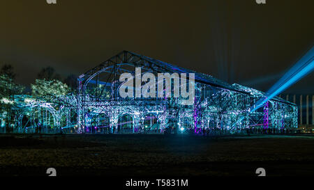 Lightshow mit Laserstrahlen und Projektionen. Nacht Blick auf Leistung und Copyspace für Text. Stockfoto