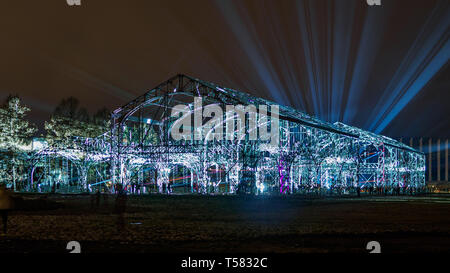 Lightshow mit Laserstrahlen und Projektionen. Nacht Blick auf Leistung und Copyspace für Text. Stockfoto