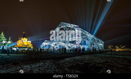 Lightshow mit Laserstrahlen und Projektionen. Nacht Blick auf Leistung und Copyspace für Text. Die Alexander-Newski-Kathedrale im Hintergrund. Stockfoto