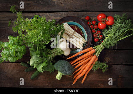Gemüse direkt aus dem Garten, Karotten, Rettich, Brokkoli, Spargel, Tomaten. Stockfoto