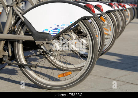 Fahrräder auf Parkplatz, Räder. Fahrräder auf der Straße in einer Reihe, Stadt Miet System Stockfoto