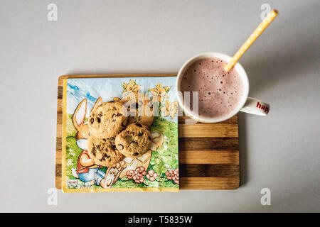 Cookies und Smoothie trinken am weißen Tisch Stockfoto